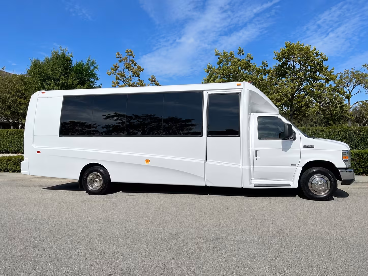 hemet 15 passenger minibus rental